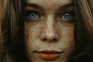 narbild tjej med fraknar bla ogon