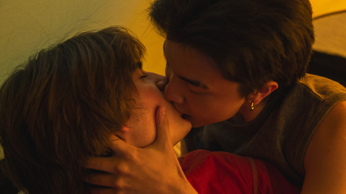 kissing-in-tent-rfsu
