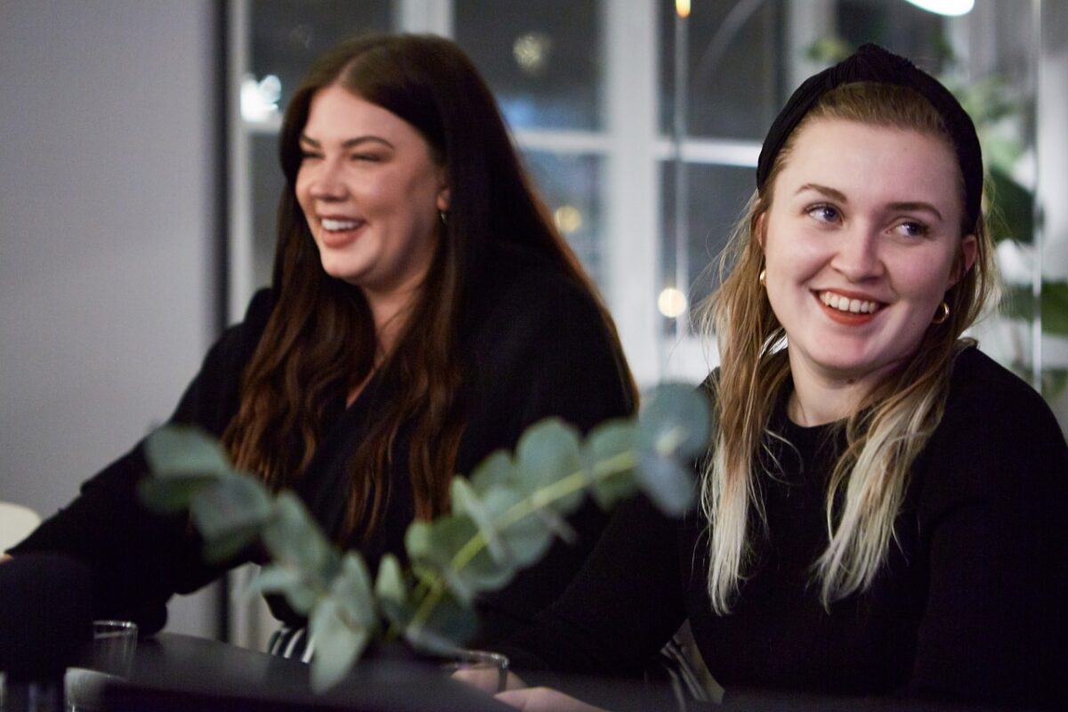 cassandra irena skrattar