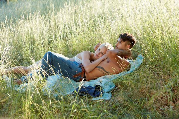 tjej kille filt kramas i graset