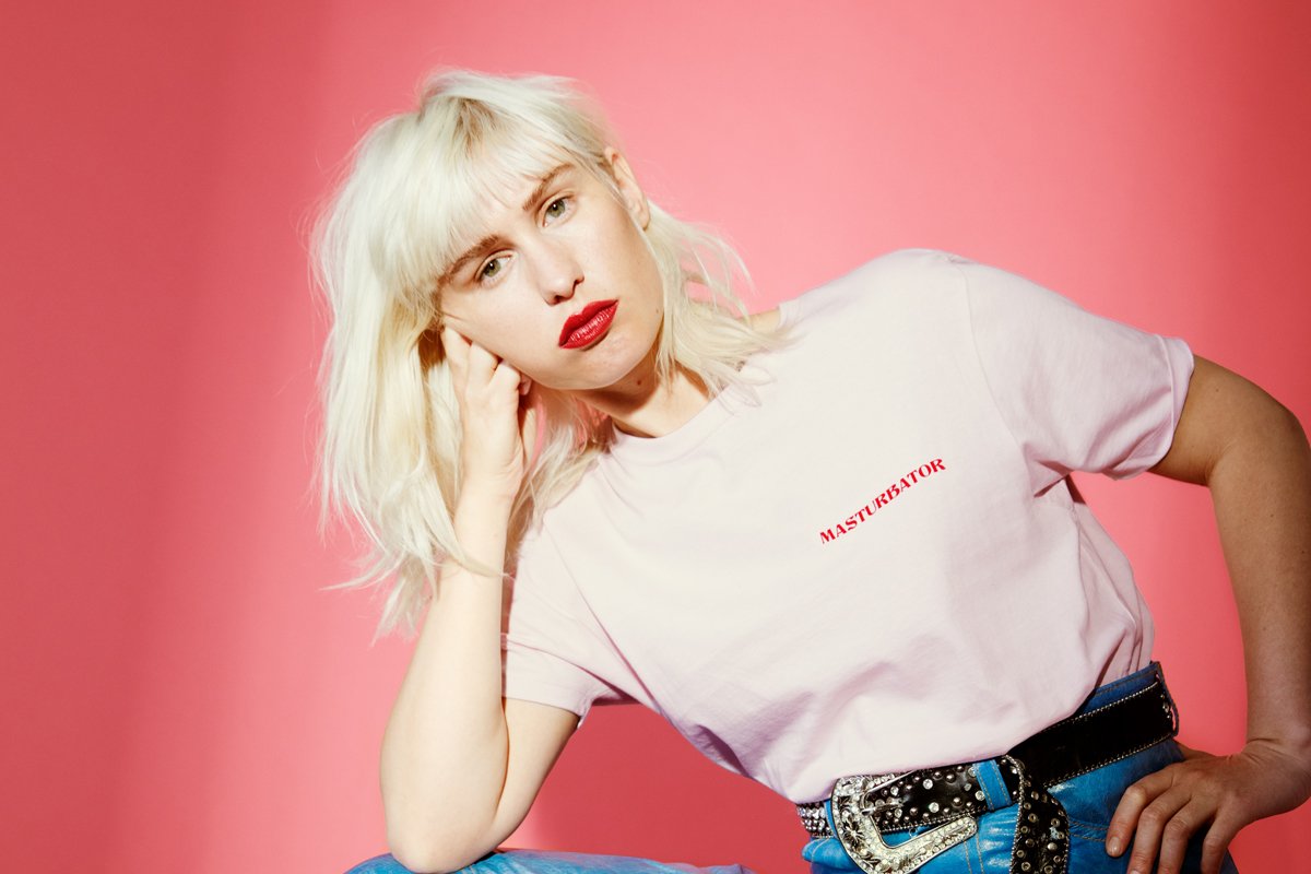 kvinde med en lyserød Masturbator t-shirt