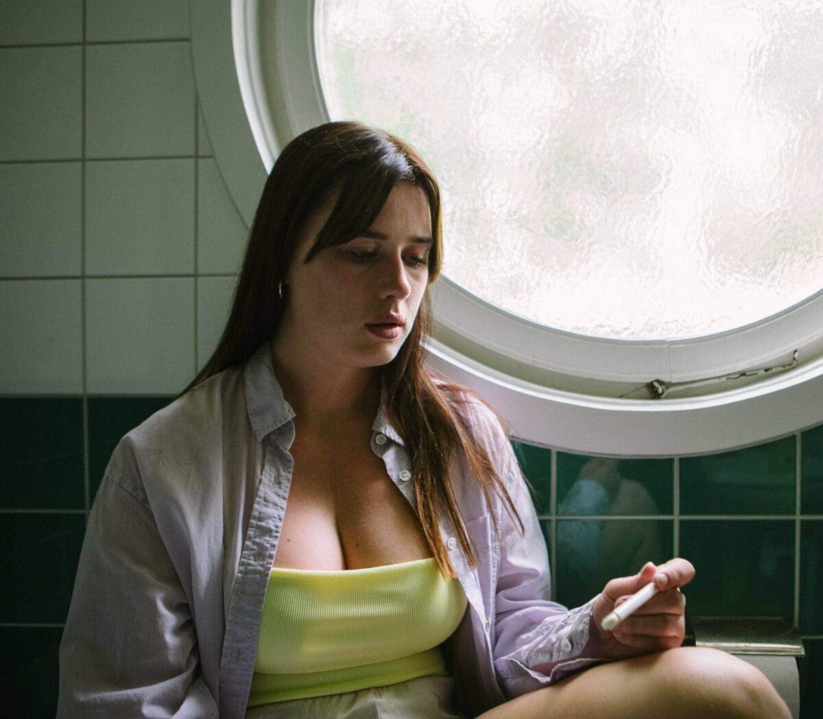 Foto av en kvinne som tar en graviditetstest