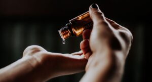 Höyhenet, kahleet vai hieronta? Ideoita pidemmän seksihetken mausteeksi.